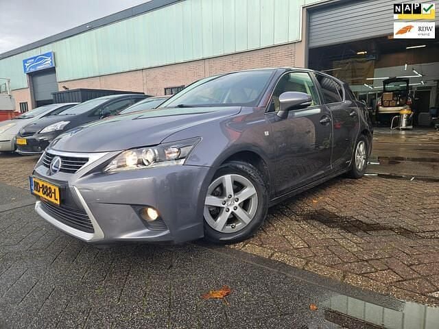Grijs Gebruikt 2015 Lexus CT200h Hatchback | € 11.950 (Eerlijke prijs) - Afbeelding 1/4