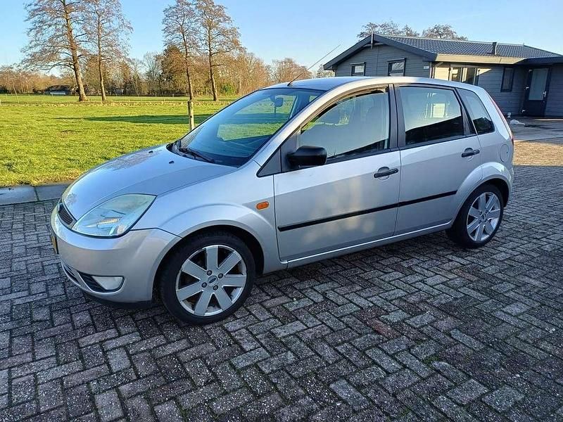 Grijs Occasion 2005 Ford Fiesta Futura Sedan | € 750 (Goede deal) - Afbeelding 1/4