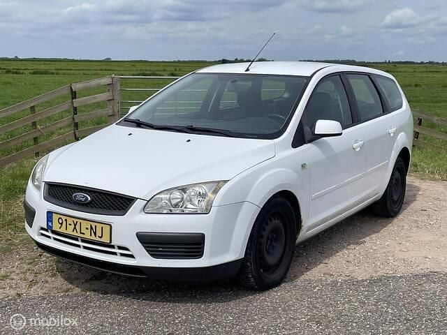 Wit Gebruikt 2007 Ford Focus Stationwagen | € 900 (Goede deal) - Afbeelding 1/4