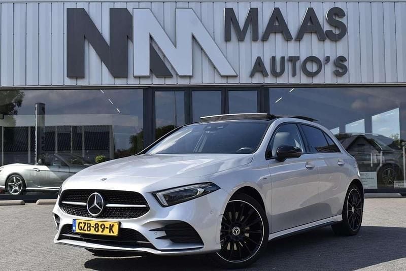Grijs Gebruikt 2022 Mercedes A250 AMG line Hatchback | € 34.950 (Eerlijke prijs) - Afbeelding 1/4