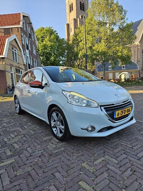 Wit Gebruikt 2015 Peugeot 208 Roland Garros Hatchback | € 6.800 (Eerlijke prijs) - Afbeelding 1/4
