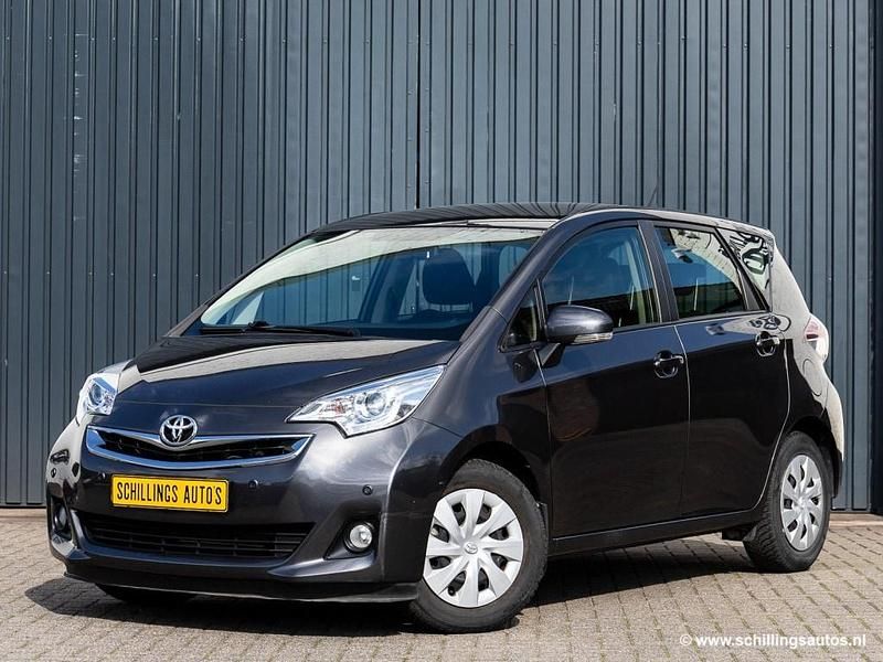 Grijs Gebruikt 2014 Toyota Verso-S Comfort MPV | € 13.950 (Iets duurder) - Afbeelding 1/4