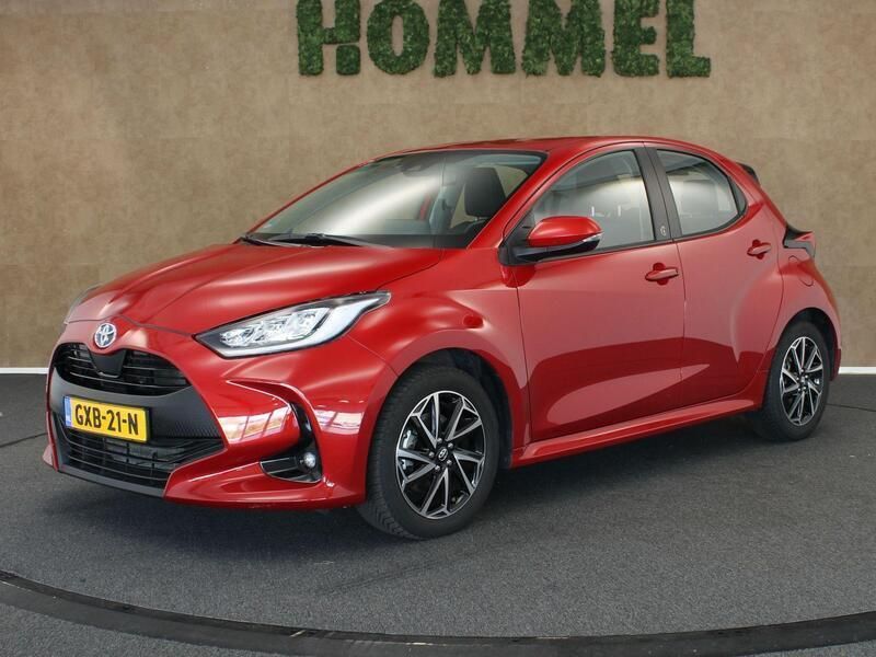 Rood Gebruikt 2023 Toyota Yaris Hybrid Team Hatchback | € 22.645 (Iets duurder) - Afbeelding 1/4