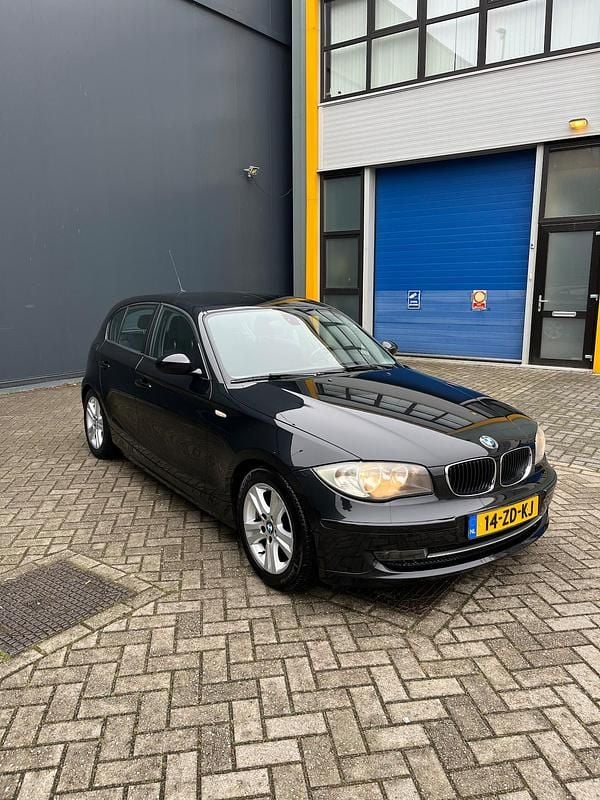Zwart Gebruikt 2008 BMW 116 Hatchback | € 2.750 (Goede deal) - Afbeelding 1/4