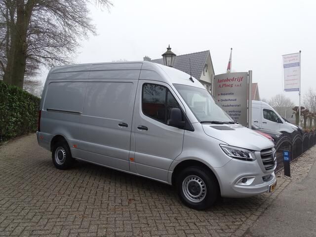Grijs Gebruikt 2023 Mercedes Sprinter Van | € 48.750 (Goede deal) - Afbeelding 1/4