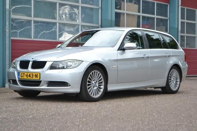 Grijs, metallic lak Gebruikt 2008 BMW 320 Stationwagen | € 6.995 (Eerlijke prijs) - Afbeelding 1/4
