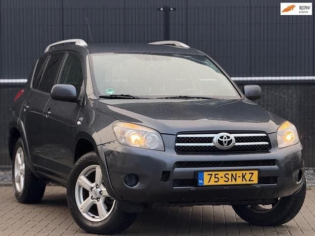 Grijs (metallic) Gebruikt 2006 Toyota RAV4 Executive SUV | € 3.999 (Eerlijke prijs) - Afbeelding 1/4