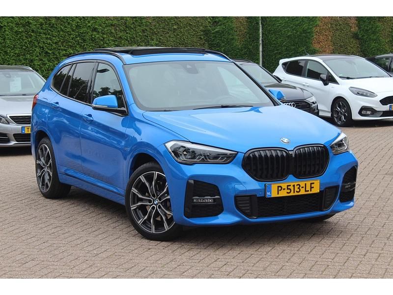 Blauw, metallic lak Gebruikt 2021 BMW X1 Efficient Dynamics SUV | € 28.550 (Eerlijke prijs) - Afbeelding 1/4