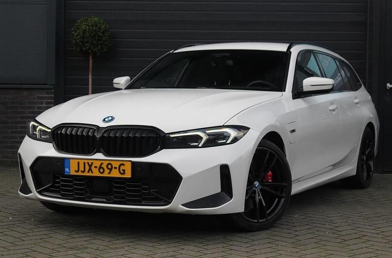 Wit Occasion 2023 BMW 320e M Sport Stationwagen | € 36.495 (Eerlijke prijs) - Afbeelding 1/4
