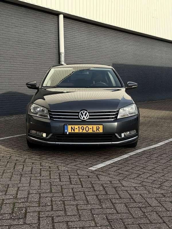 Grijs Occasion 2013 VW Passat Comfortline Sedan | € 8.750 (Eerlijke prijs) - Afbeelding 1/4
