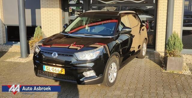 Zwart Gebruikt 2015 Ssangyong Tivoli Sapphire SUV | € 10.950 - Afbeelding 1/4