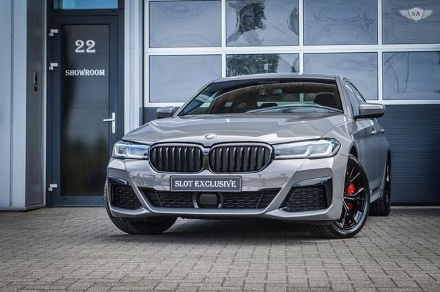 Grijs, metallic lak Gebruikt 2021 BMW 545e Executive Sedan | € 47.950 (Goede deal) - Afbeelding 1/4