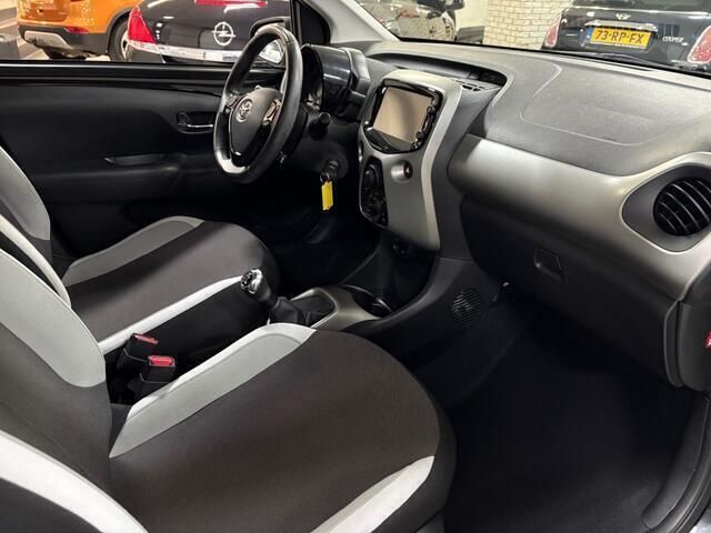 Occasion Toyota Aygo X-play 69 PK (50 kW) 2018 Zwart Hatchback