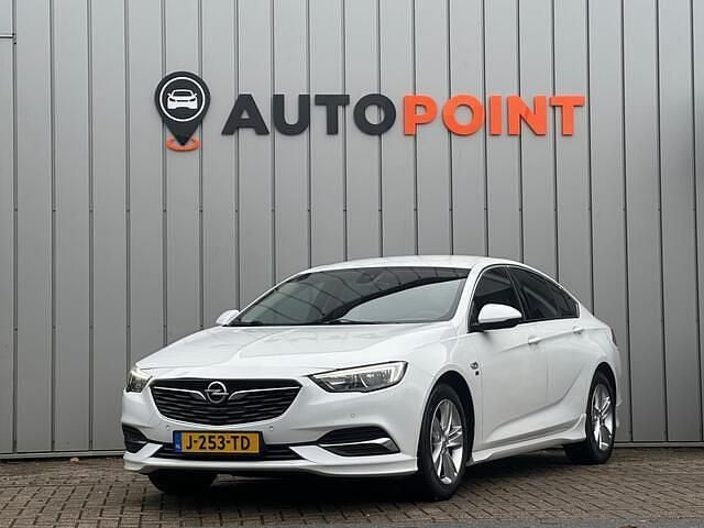 Wit Occasion 2020 Opel Insignia Business Hatchback | € 16.819 (Eerlijke prijs) - Afbeelding 1/4