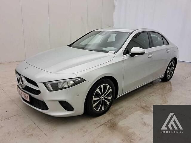 Grijs Gebruikt 2022 Mercedes A180 Business Sedan | € 25.750 (Goede deal) - Afbeelding 1/4