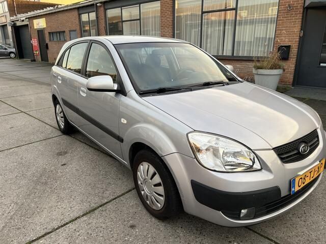 Grijs Gebruikt 2007 Kia Rio Hatchback | € 1.799 (Eerlijke prijs) - Afbeelding 1/4