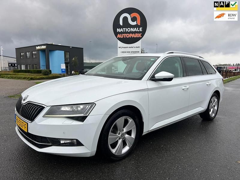 Wit Gebruikt 2018 Skoda Superb Business Line Stationwagen | € 14.141 (Super prijs) - Afbeelding 1/4