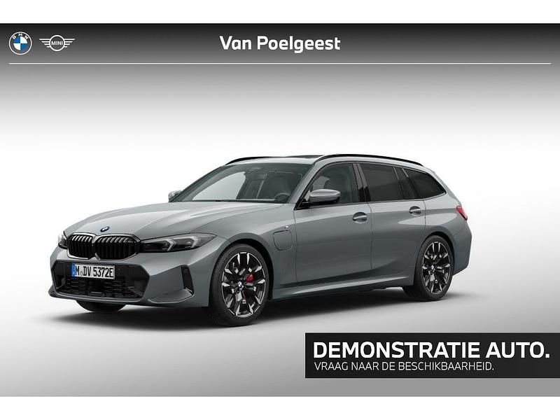 Skyscraper grey metallic (grijs metallic) Occasion 2025 BMW 330e M Sport Stationwagen | € 78.999 - Afbeelding 1/2