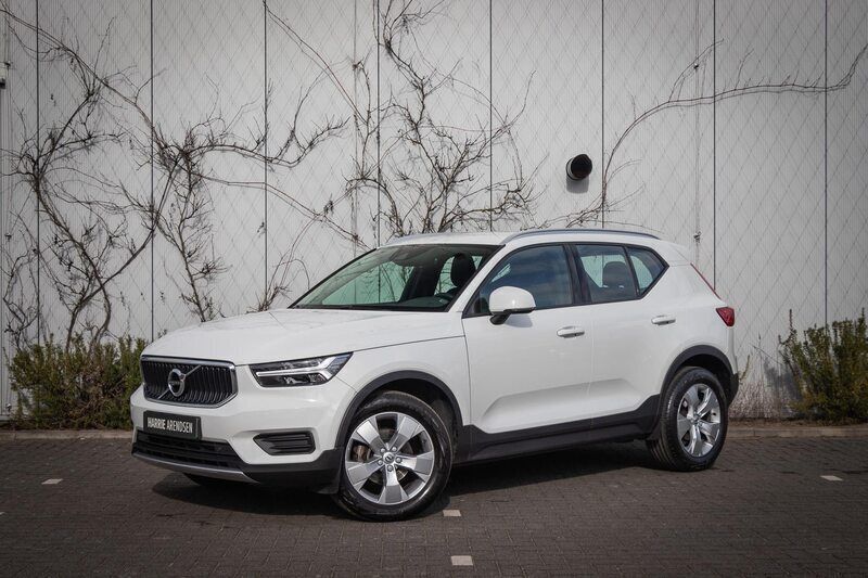 Wit Gebruikt 2022 Volvo XC40 Momentum SUV | € 29.399 (Super prijs) - Afbeelding 1/4