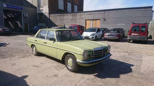 Groen Occasion 1975 Mercedes W115 Sedan | € 7.900 - Afbeelding 1/4