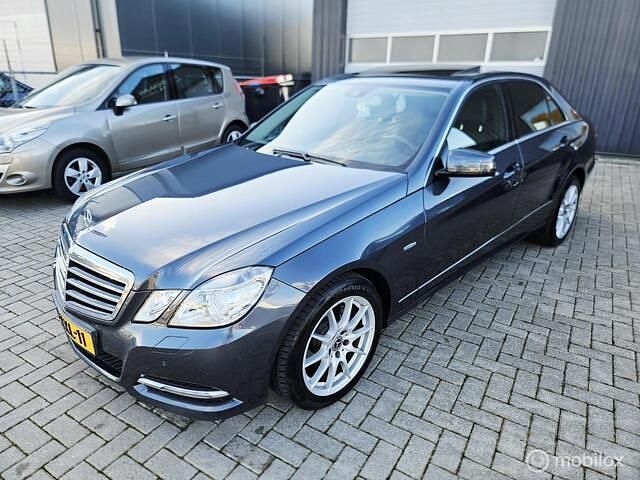 Grijs Gebruikt 2012 Mercedes E220 Business Sedan | € 8.950 (Eerlijke prijs) - Afbeelding 1/4