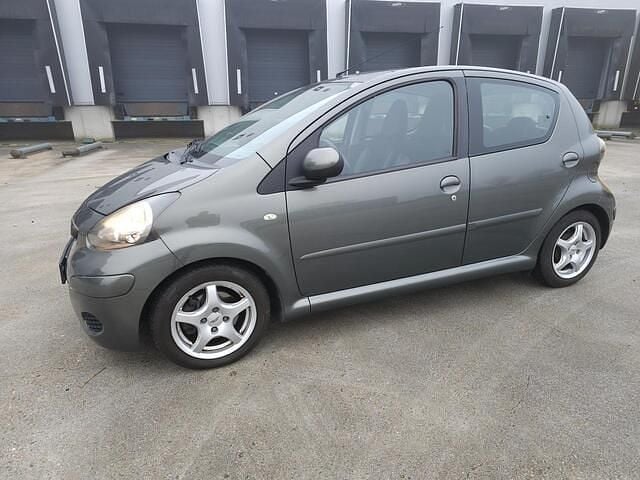 Groen (metallic) Gebruikt 2010 Toyota Aygo Hatchback | € 3.395 (Eerlijke prijs) - Afbeelding 1/4