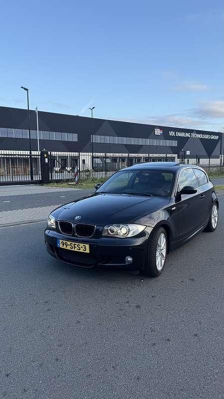 Zwart Gebruikt 2008 BMW 120 Hatchback | € 6.850 (Eerlijke prijs) - Afbeelding 1/4