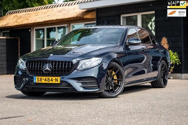 Groen, metallic lak Gebruikt 2017 Mercedes E300 Sedan | € 32.899 - Afbeelding 1/4