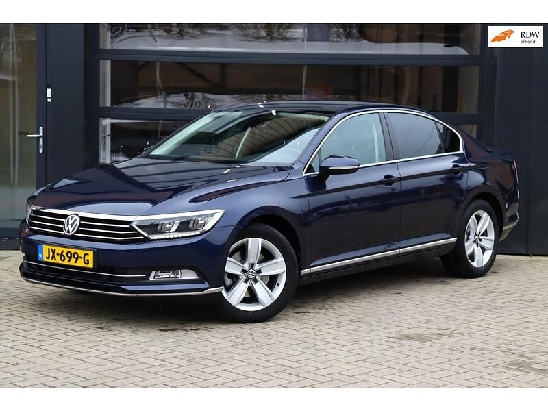 Blauw Occasion 2016 VW Passat Sedan | € 13.495 (Eerlijke prijs) - Afbeelding 1/4