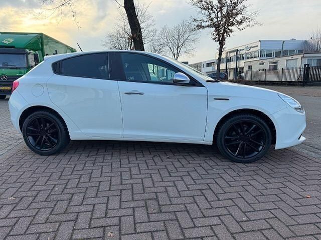 Occasion Alfa Romeo Giulietta Progression 120 PK (88 kW) 2010 Wit Hatchback