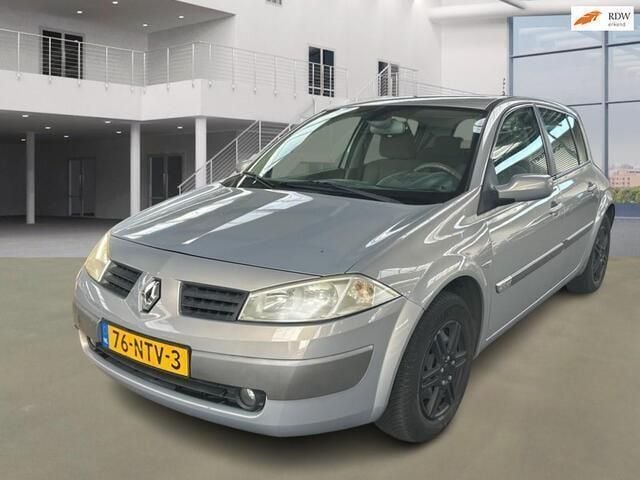 Grijs Gebruikt 2004 Renault Mégane II Authentique Hatchback | € 1.950 (Eerlijke prijs) - Afbeelding 1/4