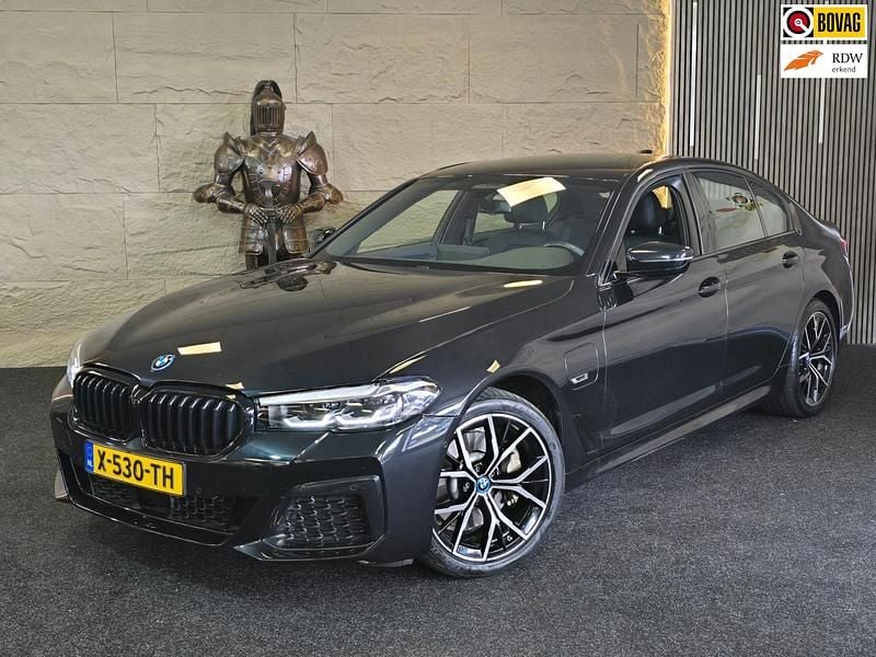 Zwart Gebruikt 2022 BMW 530e M Sport Sedan | € 39.499 (Super prijs) - Afbeelding 1/4