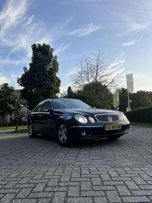 Zwart Gebruikt 2005 Mercedes E280 Avantgarde Sedan | € 4.199 (Goede deal) - Afbeelding 1/4