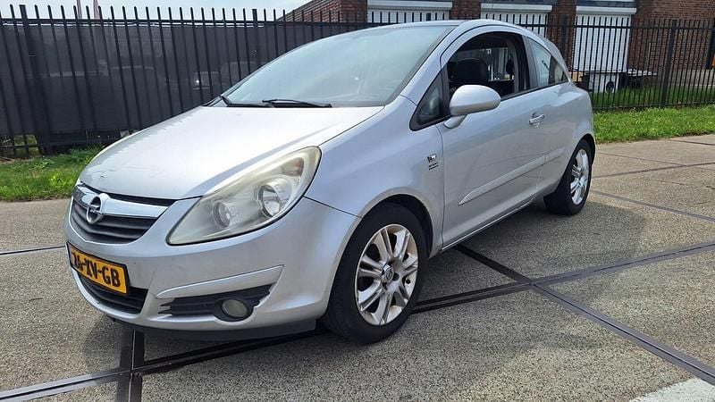 Grijs Gebruikt 2007 Opel Corsa Cosmo Hatchback | € 1.199 (Goede deal) - Afbeelding 1/4