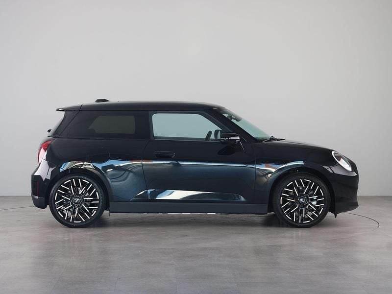 Nieuw Mini Cooper SE Favoured 160 kW (218 PK) 2025 Zwart Hatchback
