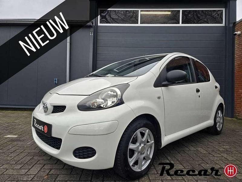Wit Occasion 2011 Toyota Aygo Hatchback | € 3.495 (Eerlijke prijs) - Afbeelding 1/4