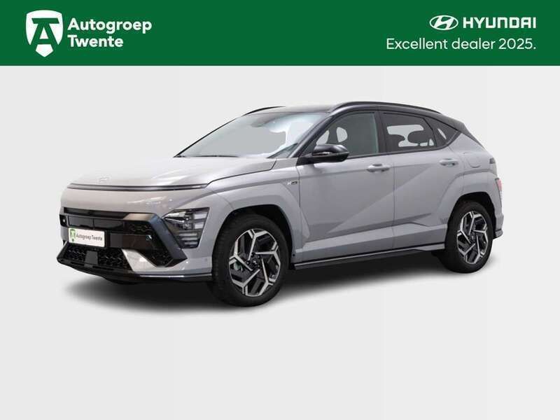 Grijs, metallic lak Nieuw 2025 Hyundai Kona Premium SUV | € 39.085 (Eerlijke prijs) - Afbeelding 1/4