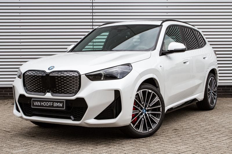 Wit Nieuw 2025 BMW iX1 Comfort Edition SUV | € 64.587 (Eerlijke prijs) - Afbeelding 1/4