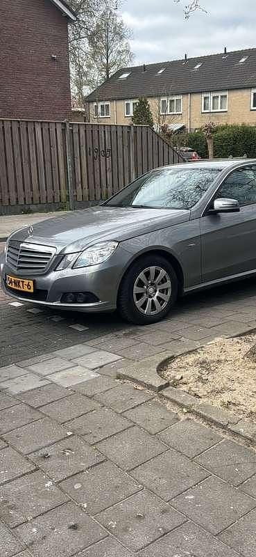 Grijs Gebruikt 2010 Mercedes E220 Sedan | € 10.000 (Iets duurder) - Afbeelding 1/4