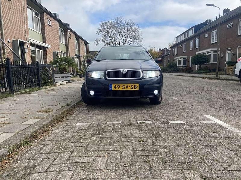 Zwart Gebruikt 2006 Skoda Fabia Hatchback | € 1.500 (Eerlijke prijs) - Afbeelding 1/4