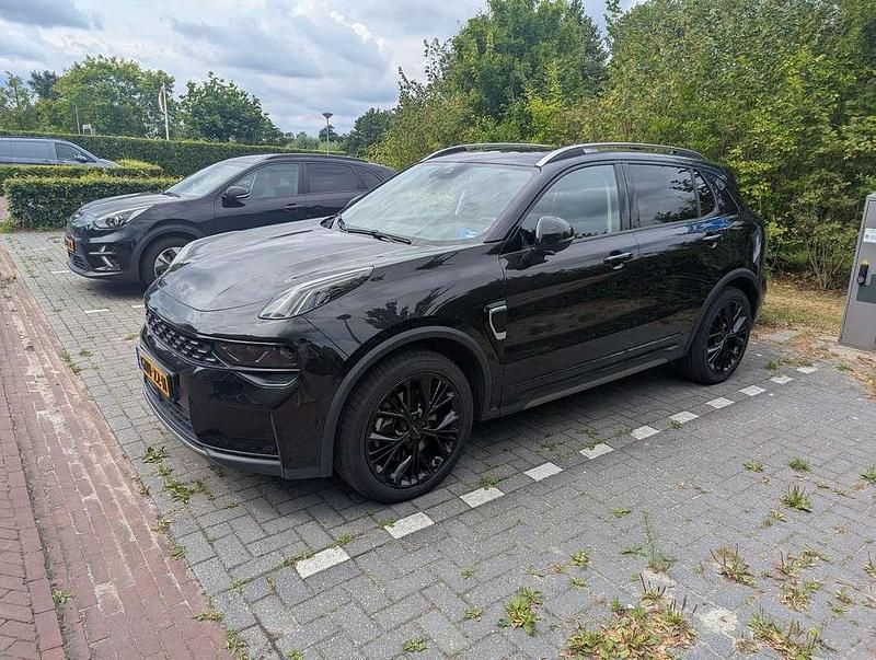 Zwart Gebruikt 2022 Lynk & Co 01 SUV | € 23.745 (Iets duurder) - Afbeelding 1/4