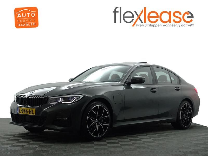 Grijs Gebruikt 2021 BMW 330e M Sport Sedan | € 34.900 (Iets duurder) - Afbeelding 1/4