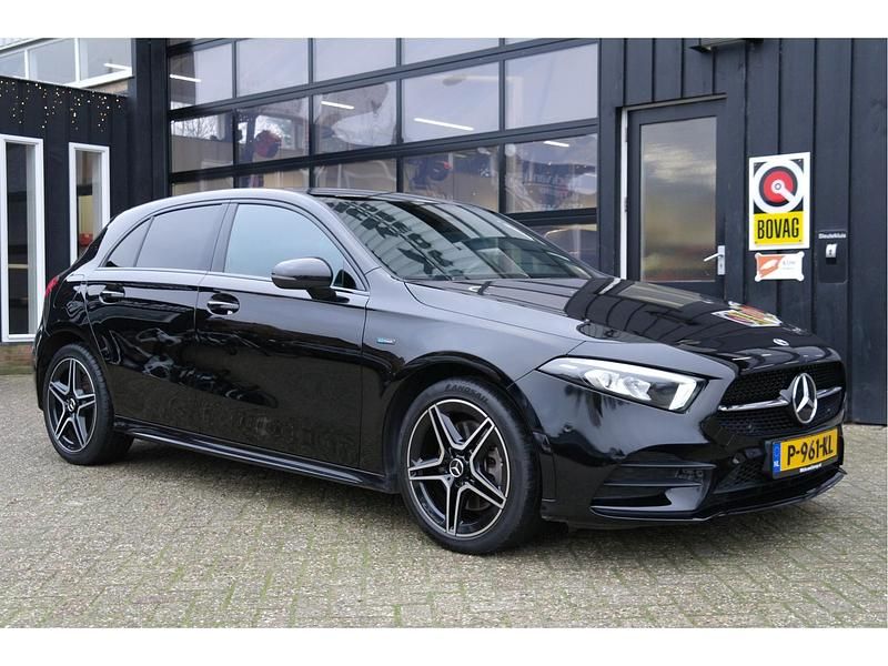 Zwart Gebruikt 2020 Mercedes A250 Premium Plus Hatchback | € 22.999 (Goede deal) - Afbeelding 1/4