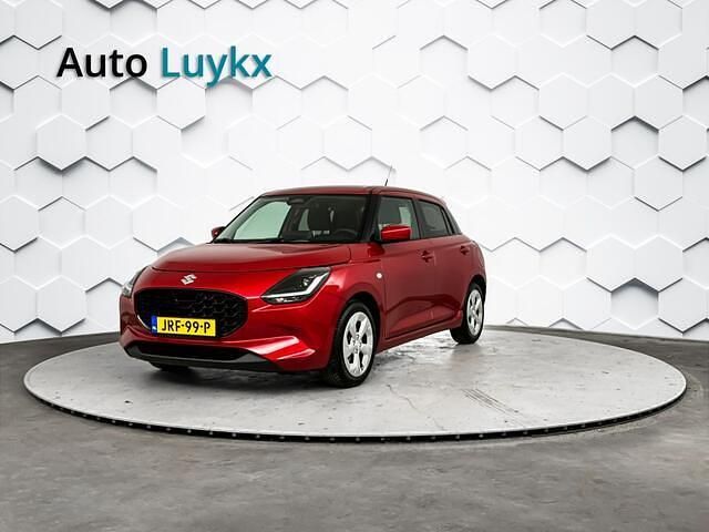 Rood Occasion 2025 Suzuki Swift Hatchback | € 19.940 (Eerlijke prijs) - Afbeelding 1/4