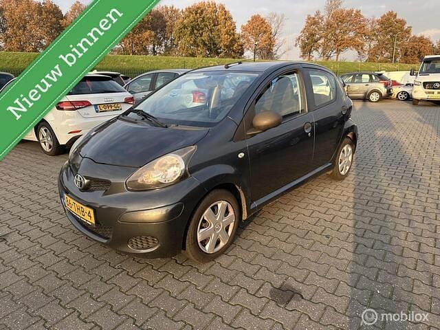 Grijs Gebruikt 2012 Toyota Aygo Hatchback | € 2.950 (Goede deal) - Afbeelding 1/4