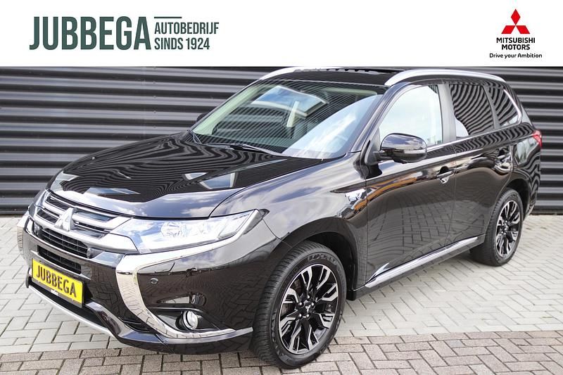Ruby black (zwart parelmoer) Gebruikt 2016 Mitsubishi Outlander P-HEV Instyle SUV | € 20.995 (Eerlijke prijs) - Afbeelding 1/4