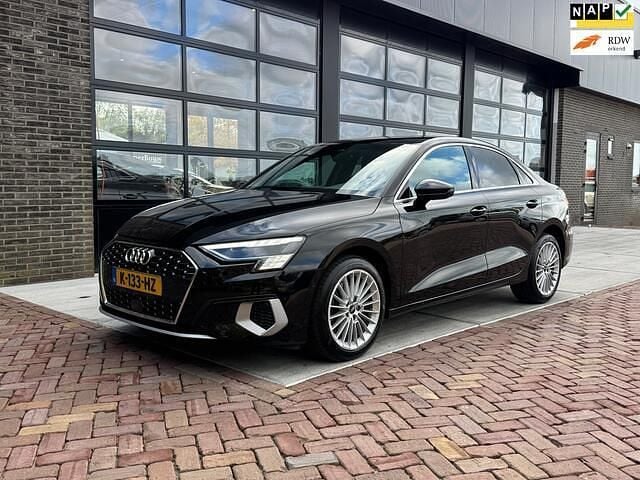 Zwart Gebruikt 2021 Audi A3 Business Sedan | € 23.975 (Goede deal) - Afbeelding 1/4