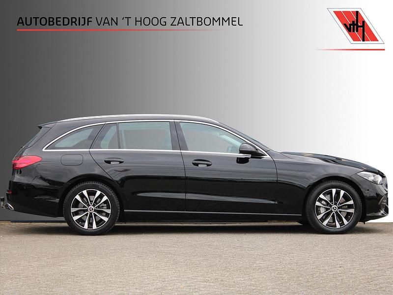 Zwart, metallic lak Gebruikt 2022 Mercedes C300 Business Stationwagen | € 36.900 (Goede deal) - Afbeelding 1/4