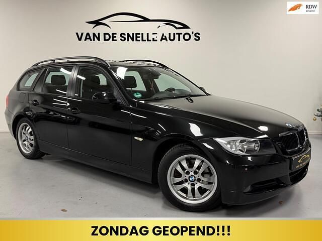 Zwart Gebruikt 2006 BMW 318 Stationwagen | € 2.990 (Eerlijke prijs) - Afbeelding 1/4