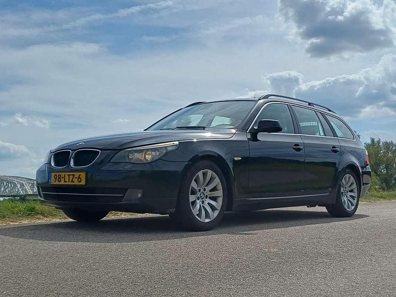 Zwart Occasion 2010 BMW 520 Stationwagen | € 4.750 (Eerlijke prijs) - Afbeelding 1/4